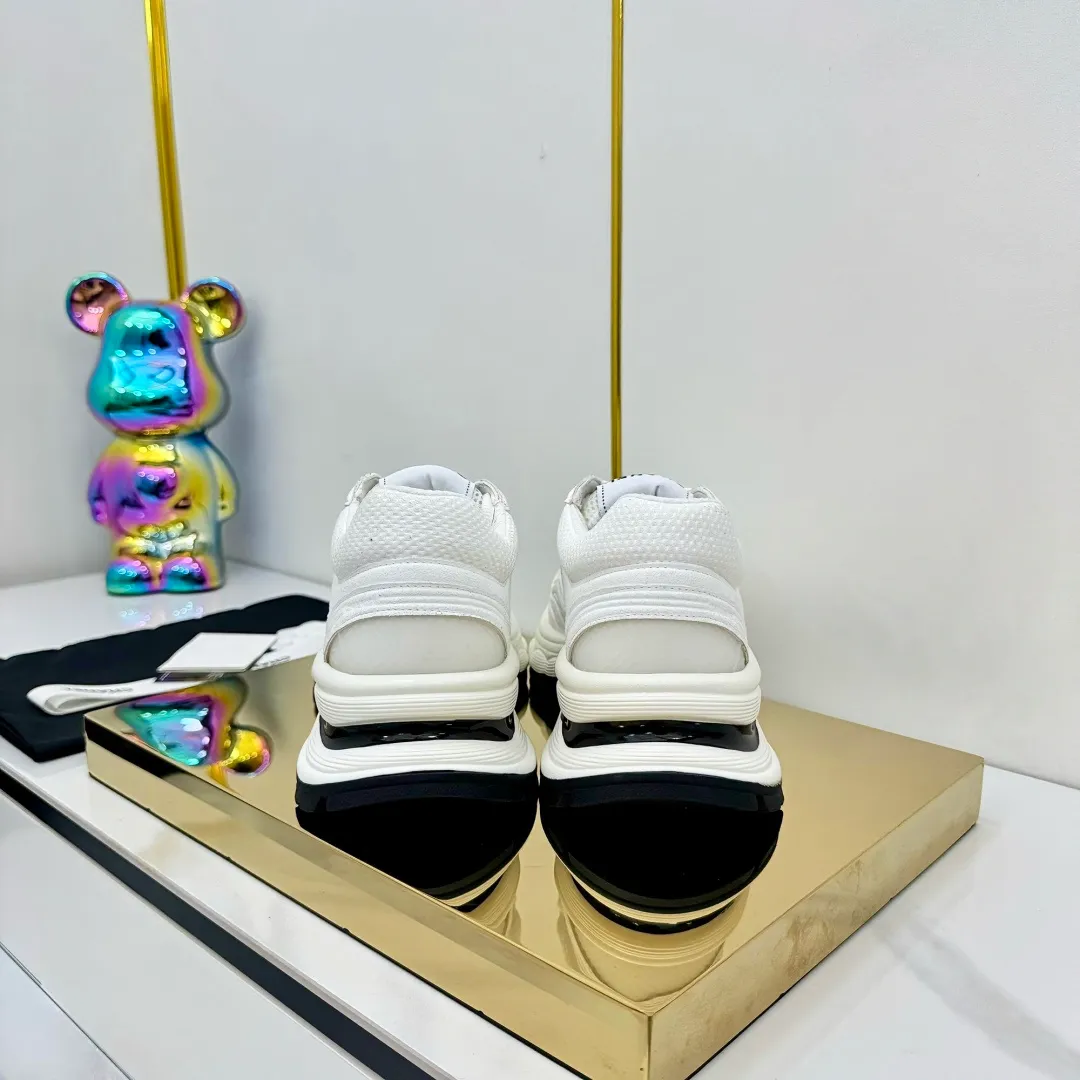 👟👟Ex-factory price 680👟👟 Upgraded version, upgraded version, upgraded version! No rebuttal accepted! ! ! ! Chanel Chanel panda shoes! 2025 counter's top casual sports shoes. This classic design; the upper is electro-embroidered with a variety of techniques; the outsole is fashionable and sporty; the unusual inclusion of a variety of color matching elements... The diversified mix and match is very good-looking and versatile, and can be used for leisure, fashion, sports, and outdoor... ꫛꫀꪝ Go➫ Materials: ❶Upper made of: original imported first-layer silk cowhide + original waterproof cloth + original first-layer cowhide ❷Inner lining: Original Yangli+Net ❸Outsole based on: Original TPU combination outsole Counter boutique packaging complete set for women 35–41 👉 👉 👉 👉